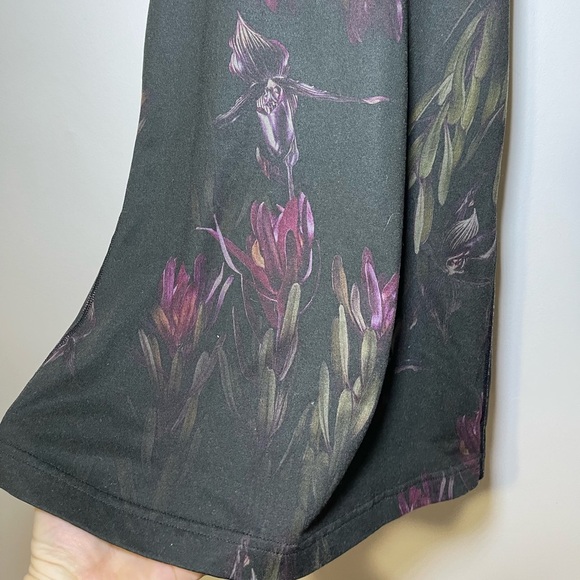 Lululemon women’s black floral cool racerback midnight iris in size XS - Picture 2 of 5